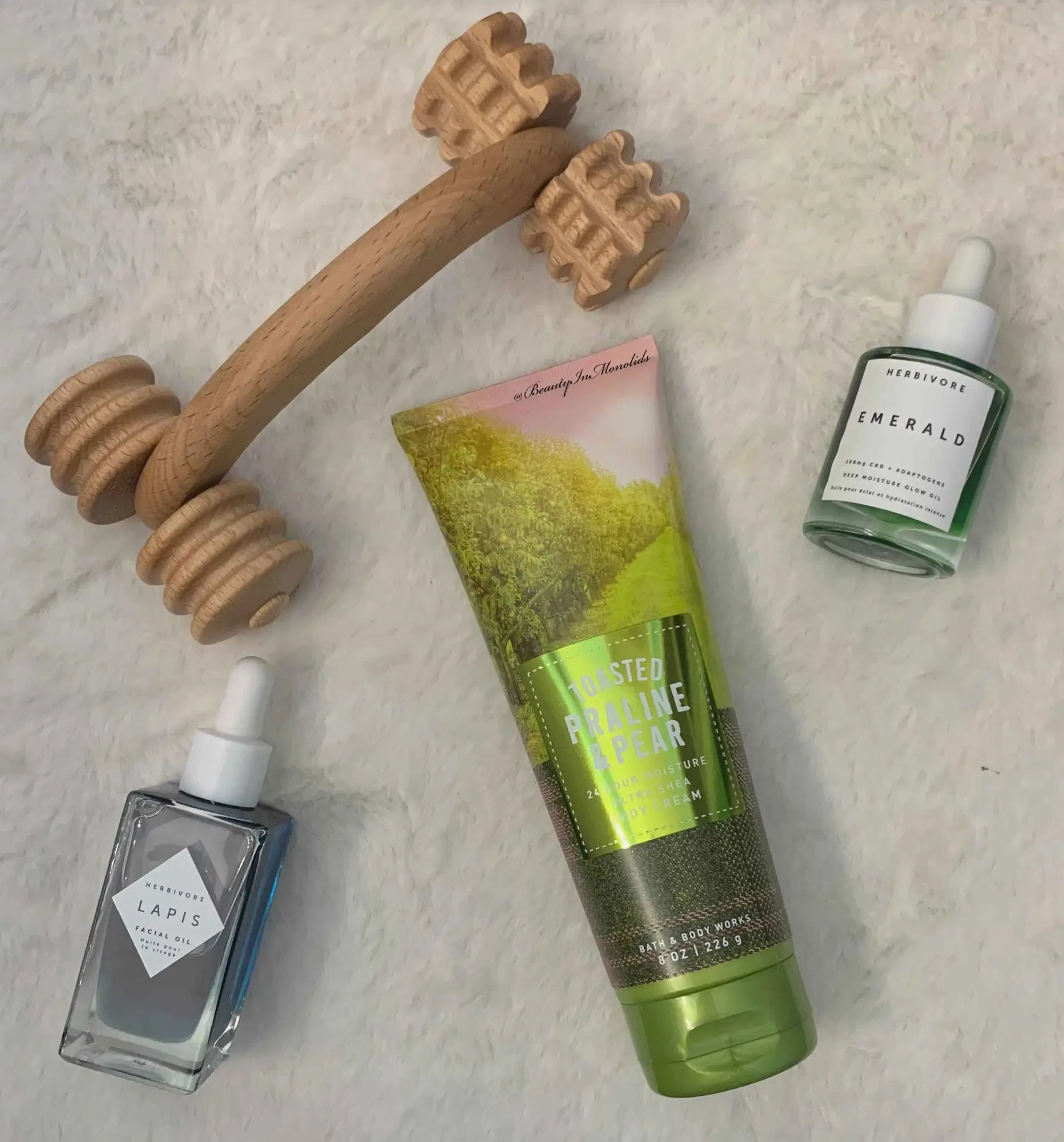 Różnorodne masażery do szyi i ramion z drewna bukowego — mini wałek T, wałek ręczny, profile zakrzywione i dyskowe — na neutralnym tle, kolekcja Tuuli