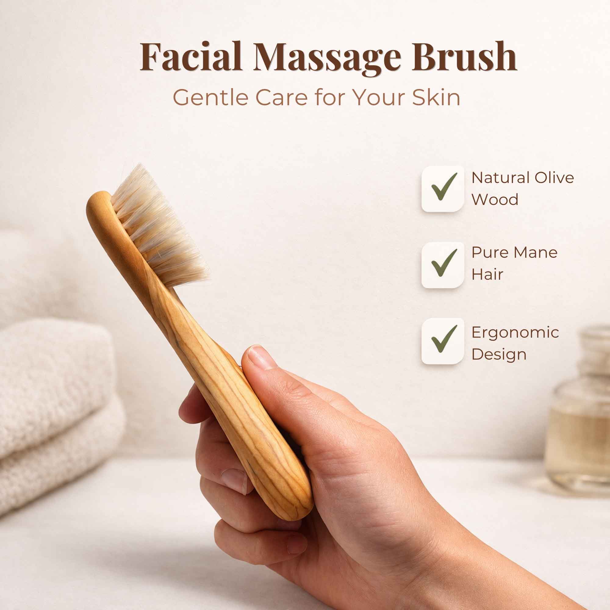 Mão segurando uma escova de massagem facial em madeira de oliveira ao lado de ícones de características do material