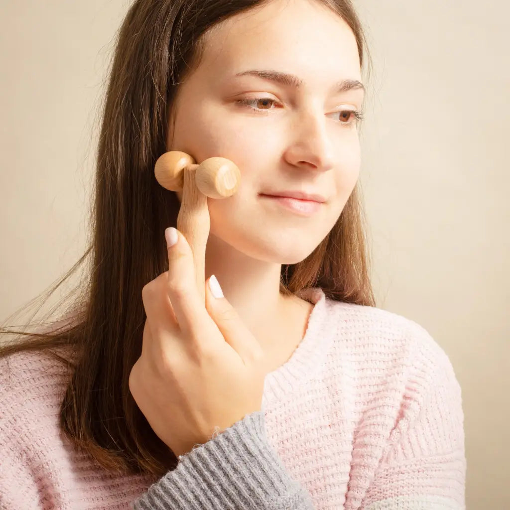 Uso: rolar suavemente ao longo da linha da mandíbula e da bochecha