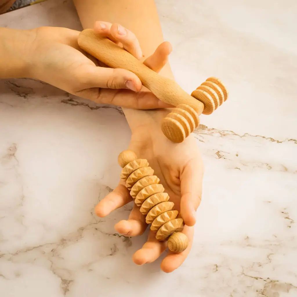 Style de vie : rouleaux à côté de la serviette et du miroir sur la coiffeuse