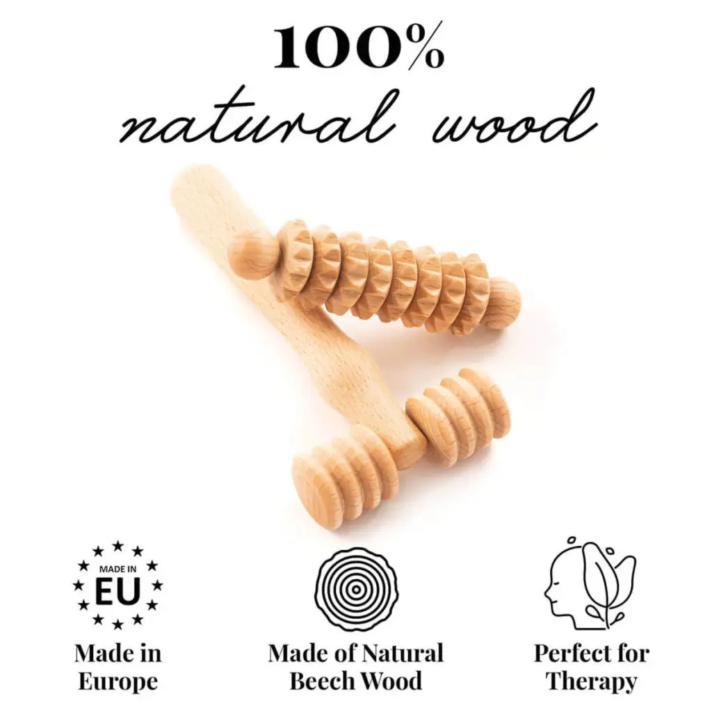 Paire de mini rouleaux dermiques en bois sur fond neutre