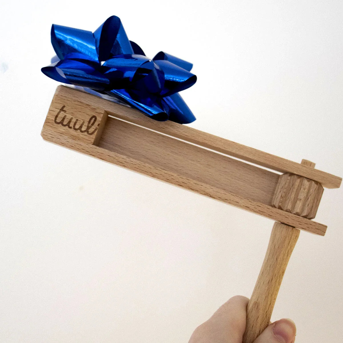 Options de tailles grandes et petites de crécelles en bois personnalisées côte à côte mettant en évidence les différences de taille