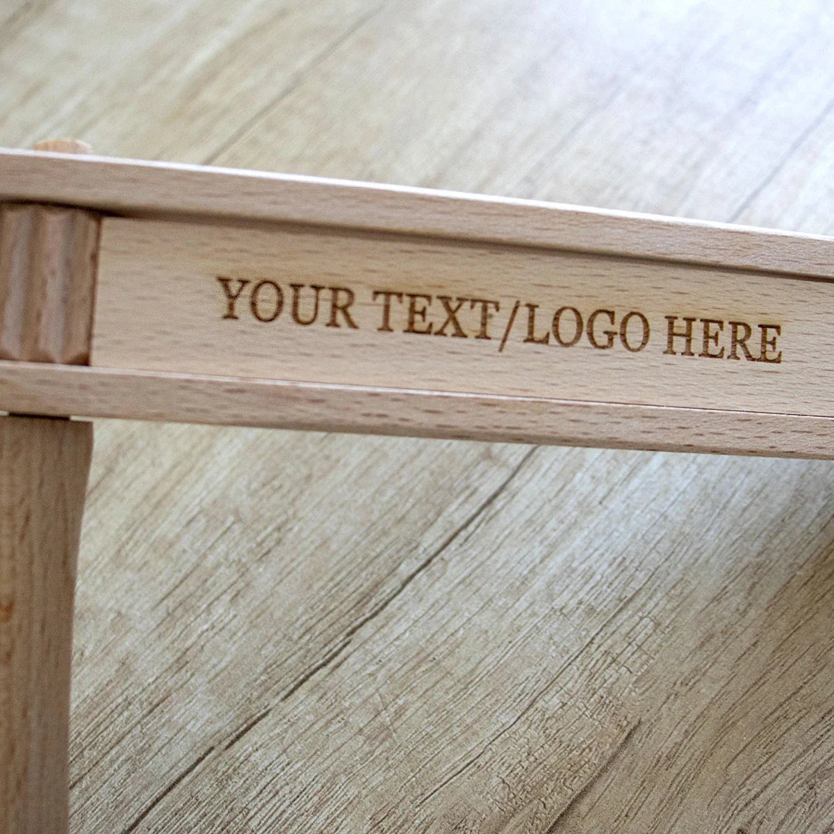 Gros plan sur les engrenages de précision d'un cric sonore en bois durable montrant un savoir-faire traditionnel