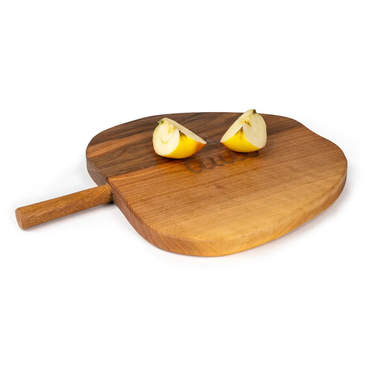 Close-up van rijke walnoot houtnerf op handgemaakt appelvormig snijplankje