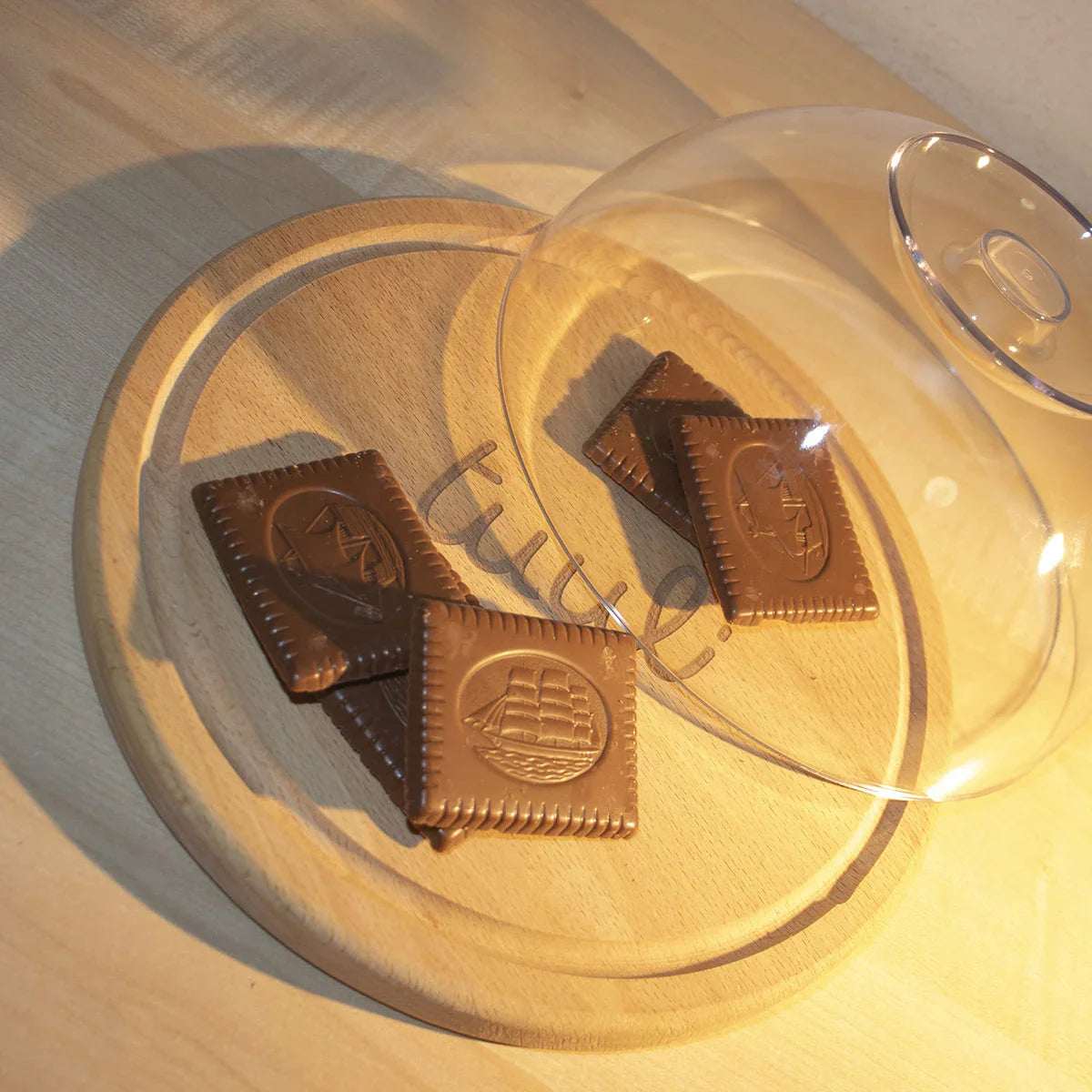 Persoonlijk rond snijplankje wordt gebruikt om verse groenten te snijden in een moderne keuken