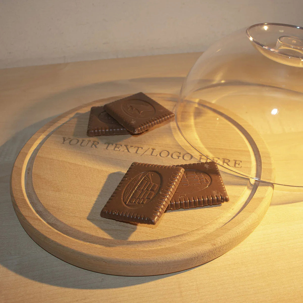 Close-up van met de hand gemaakte sapgoot op gepersonaliseerd rond snijplankje