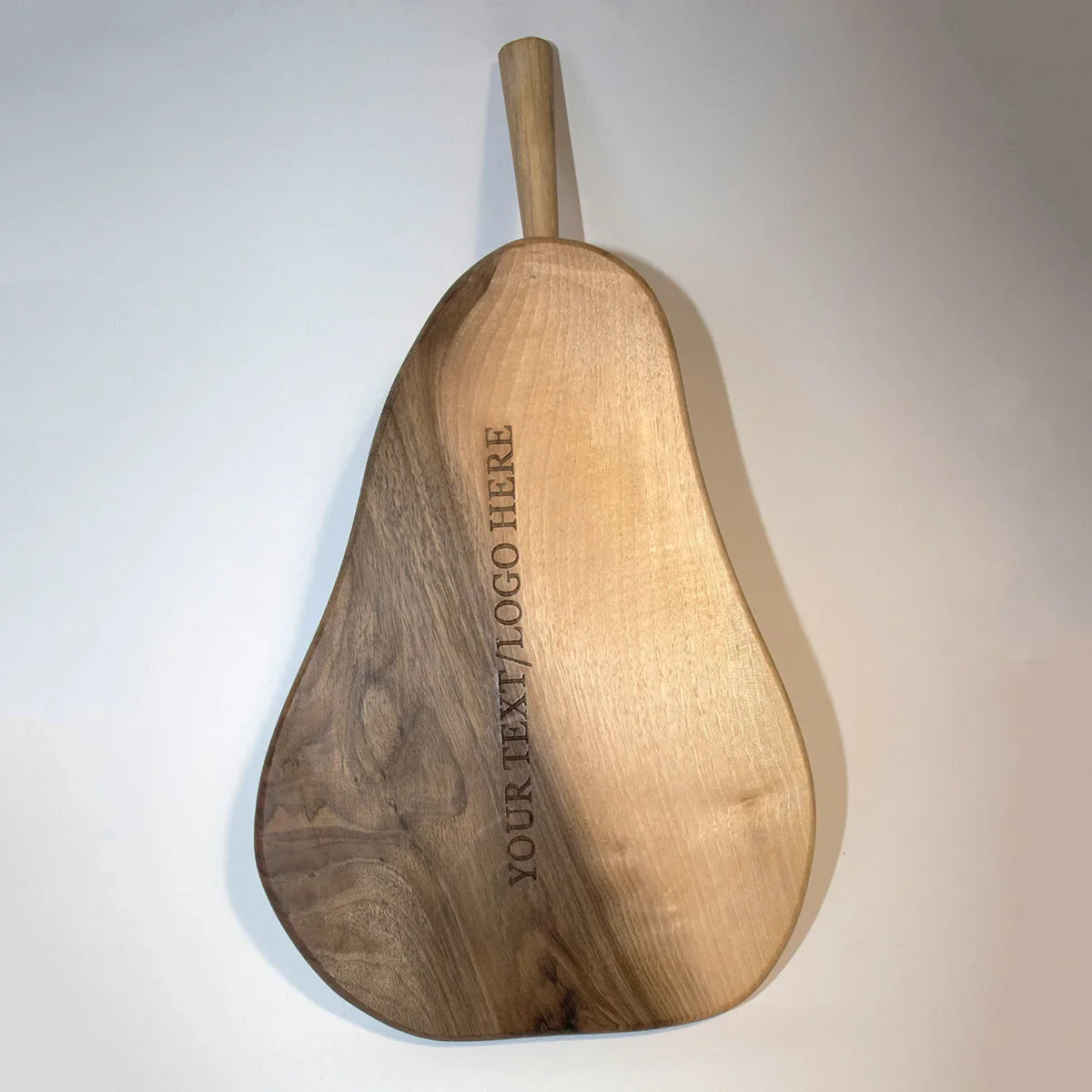 Milieuvriendelijk gepersonaliseerd snijplankje gepresenteerd naast keukenkruiden en kookgerei