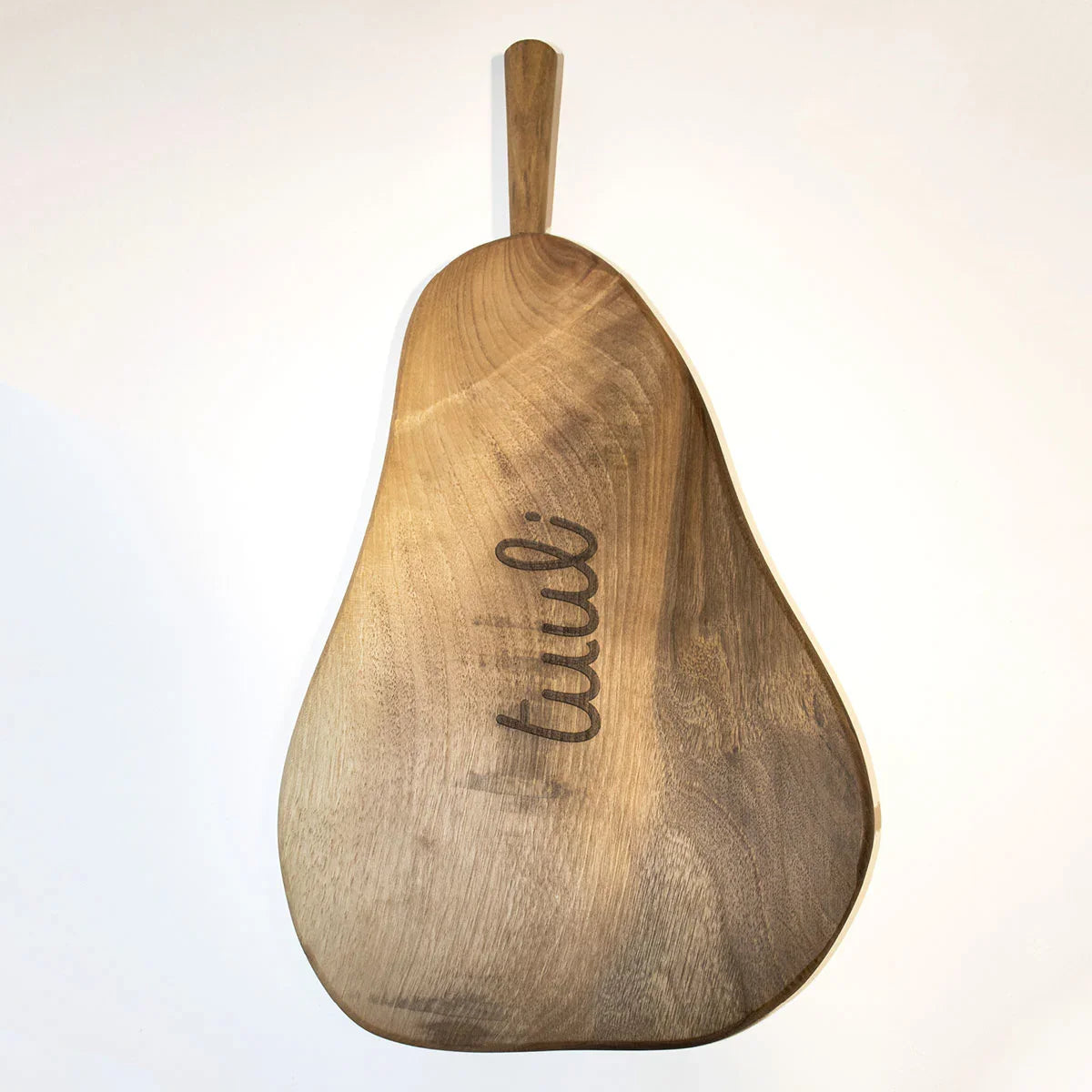 Ambachtelijk walnotenhouten snijplank met sapgoot, gedemonstreerd met vers gesneden fruit