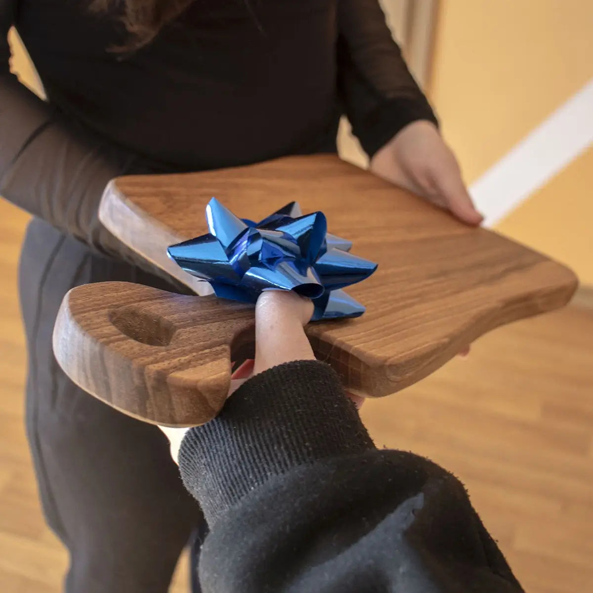 Tuuli Shop Demonstratie van de maat van een snijplank van walnotenhout in een keukensetting