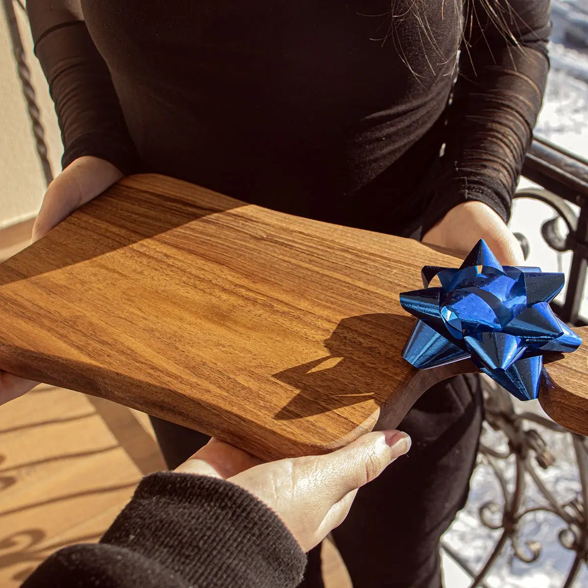 Close-up van het oppervlak van een met olie behandeld walnotenhouten snijplank met zichtbare natuurlijke nerfstructuur