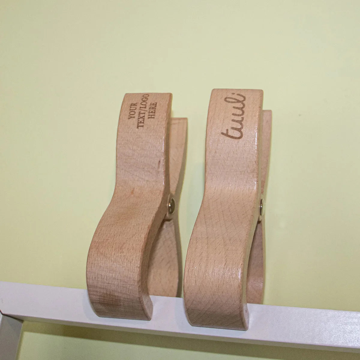 Duurzame houten strandklemmen die voorkomen dat handdoeken wegwaaien aan de waterkant