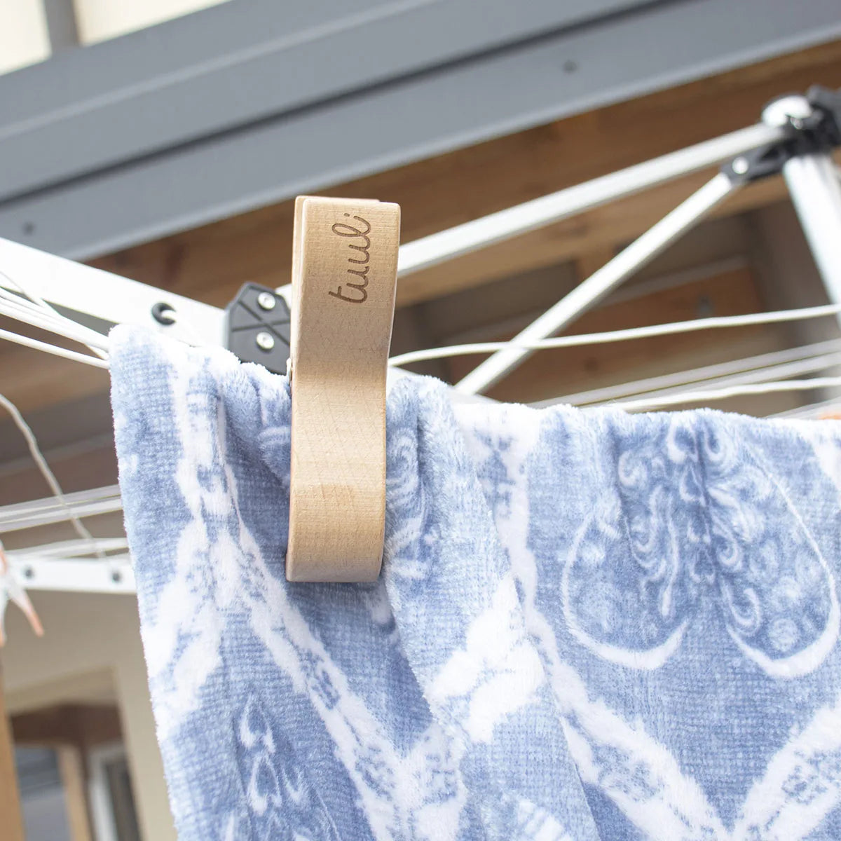 Twee-delige houten clipsset met gepersonaliseerde gravure voor gebruik op het strand en op de boot