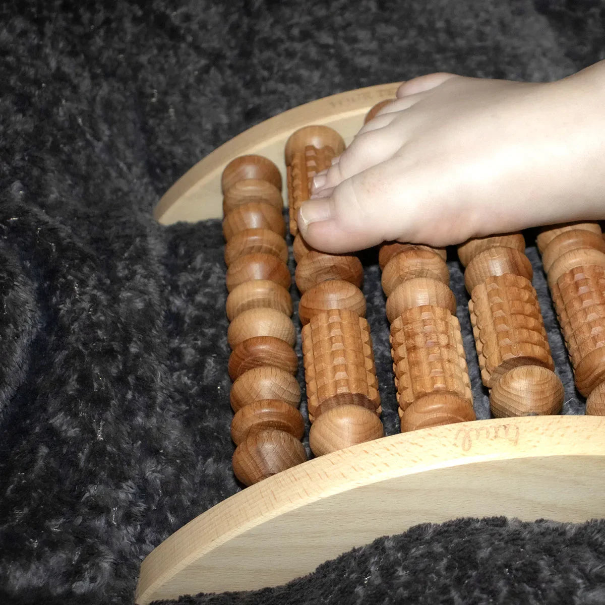 Wellnessprofessional legt de aangepaste functies uit van het premium houten voetmassageapparaat