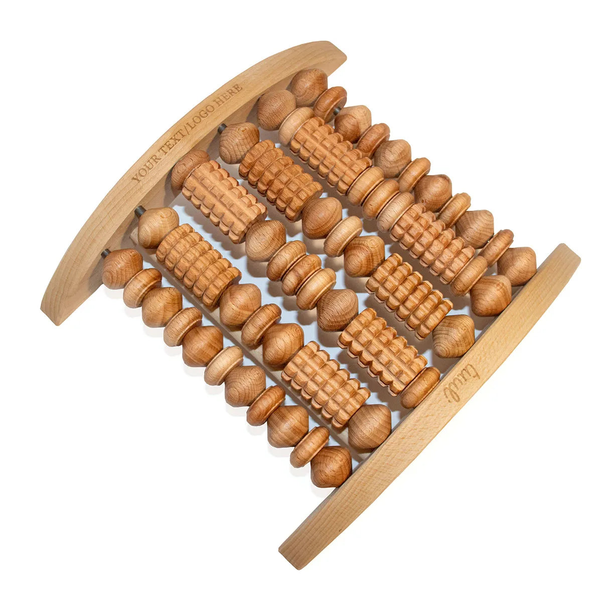 Gedetailleerde close-up van gepersonaliseerde houten voetroller die nauwkeurig vakmanschap en natuurlijke houtnerf toont