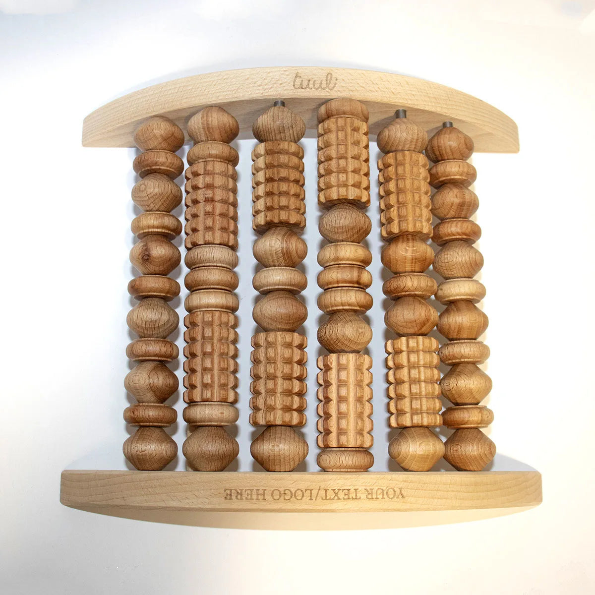 Professioneel gebruik van een op maat gemaakte houten voetmassager om werkstress te verlichten en de bloedsomloop te verbeteren