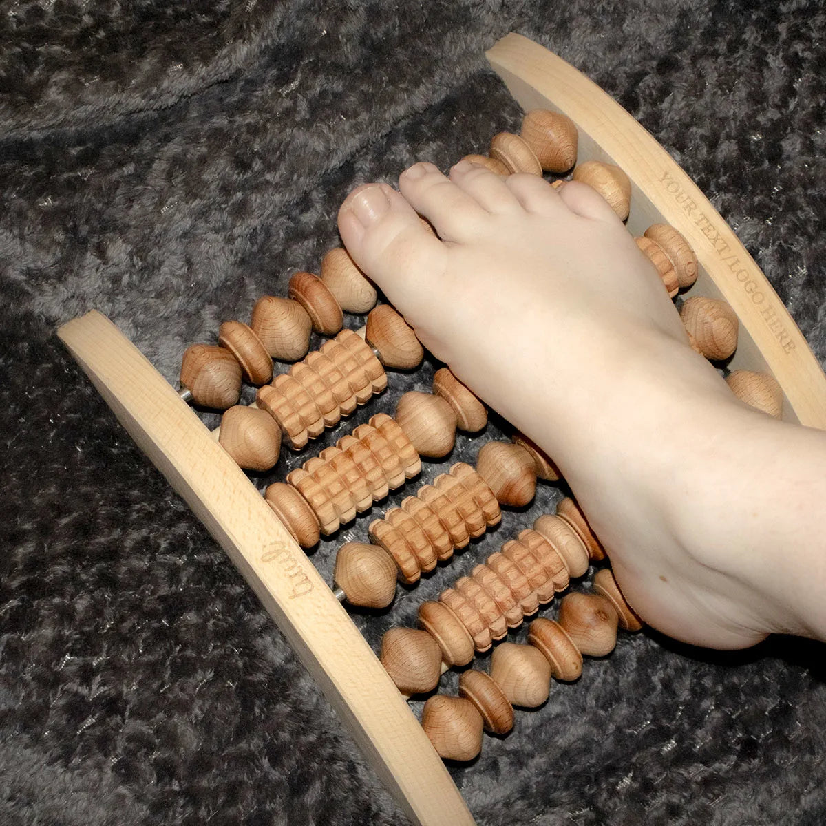 Milieuvriendelijke houten voetmassager die reflexologietechnieken demonstreert voor holistische pijnbestrijding