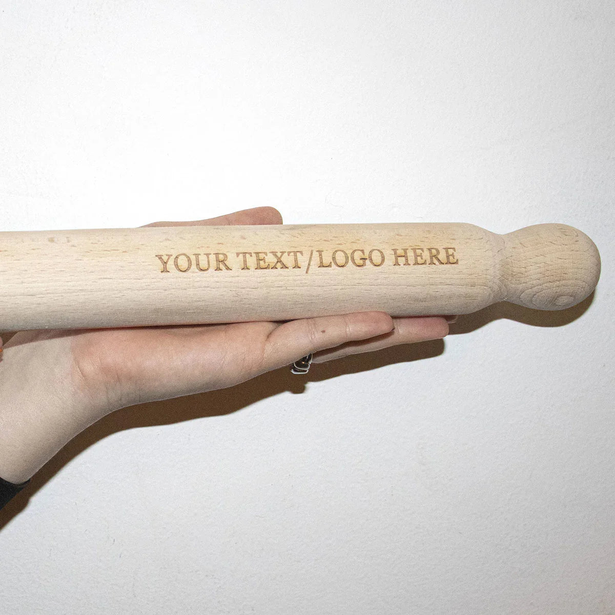 Professionele banketbakker demonstreert techniek voor op maat gemaakte houten deegroller voor delicaat deeg