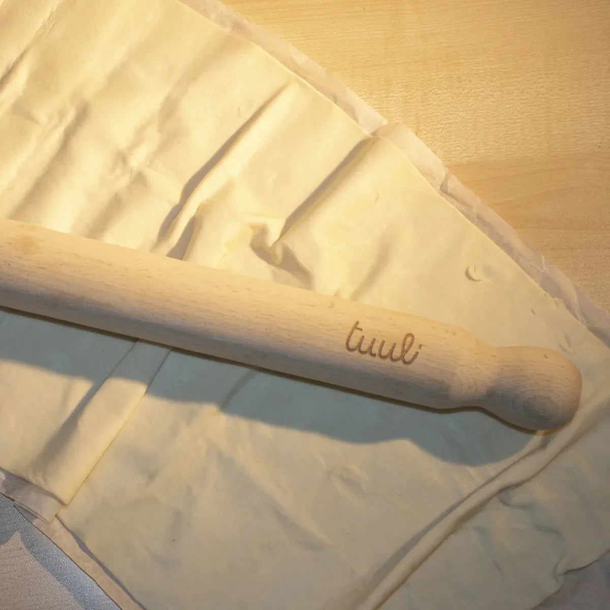 Handgemaakte Gepersonaliseerde Deegroller - Close-up van Fijne Houtnerf en Aangepaste Graveertechniek