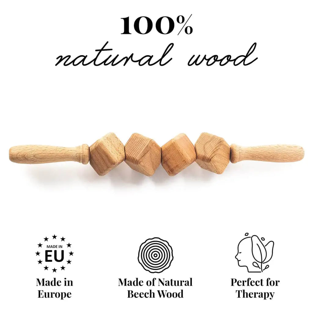 Rodillo de masaje de dados de madera de haya (40 cm) sobre fondo neutro, vista completa