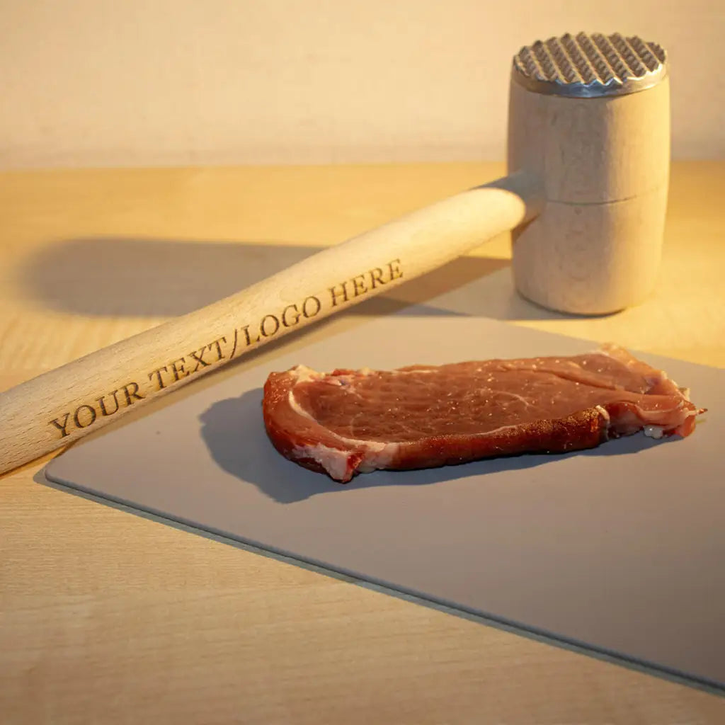 Vergelijking van de grootte van houten vleesvermalser met gangbare keukengerei