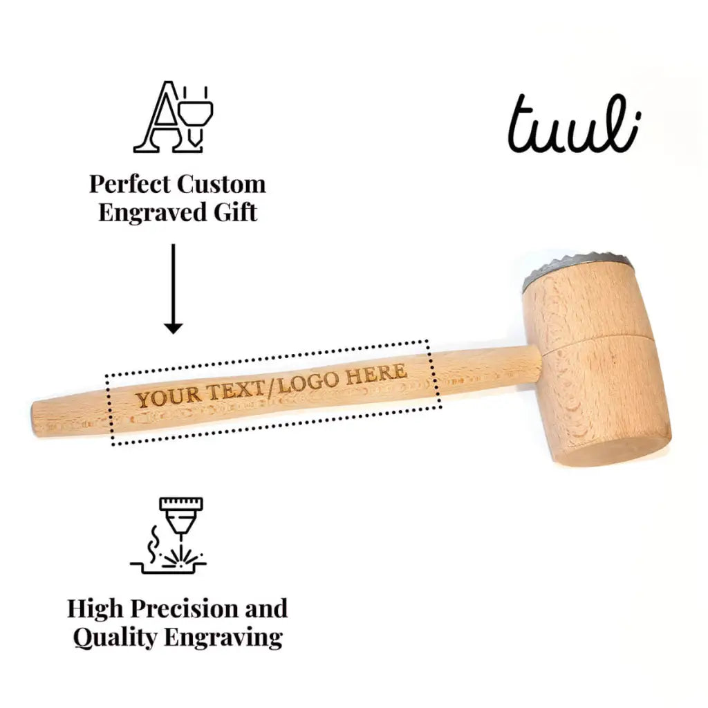 Op maat gegraveerde houten vleeshamer getoond in luxe keukenomgeving