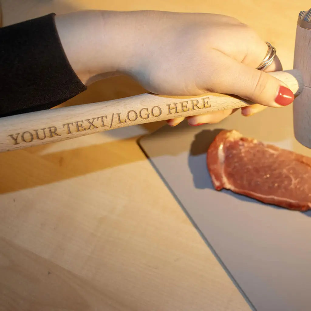 Zowel de gladde als de getextureerde zijden van het houten vleeshamerhoofd