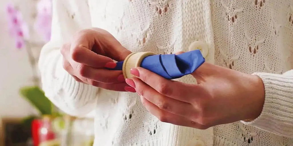 Puiset lautasliinarenkaat, jotka on tyylitelty rustiikkiseen pöytäkoristeeseen ja villikukkiin