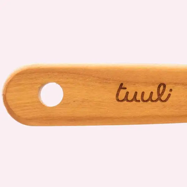 Wooden spatula with ’tuuli’ engraving and hole for hanging.